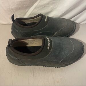 Mudruckers green Slip-On Shoes women’s 8 men’s 7 great condition
Barn/garden